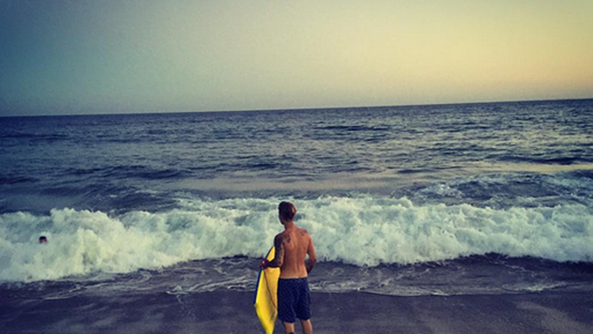 Justin Bieber spejar mot horisonten. 